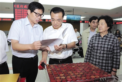 李克強(qiáng)見證封存審批章 嘆“不知束縛了多少人” 李克強(qiáng)見證封存審批章 嘆“不知束縛了多少人”