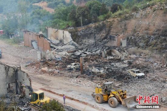 9月23日上午，花炮廠清理工作正在進行，山谷內的廠房已被爆炸夷為平地。中新社發 楊華峰 攝