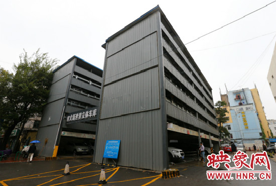 目前,市區內的停車場數量還不能滿足廣大市民的需求。 目前,市區內的停車場數量還不能滿足廣大市民的需求。