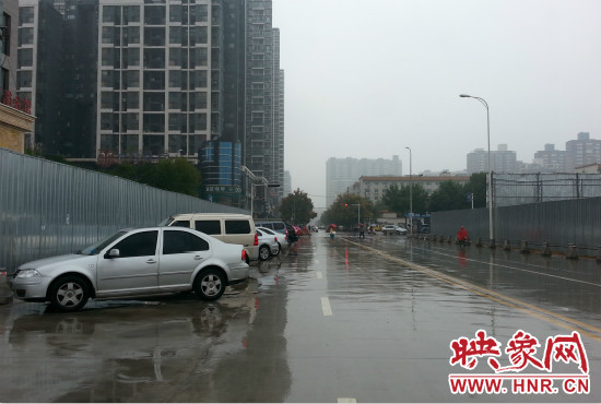 由于停車場分配不均,廣大私家車主選擇將車停在路邊。 由于停車場分配不均,廣大私家車主選擇將車停在路邊。