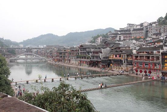 鳳凰古城以被吐槽七次高居最想吐槽榜榜首,而這七次吐槽全部來自在鳳凰古城隨機采訪的10名游客中。 鳳凰古城以被吐槽七次高居最想吐槽榜榜首,而這七次吐槽全部來自在鳳凰古城隨機采訪的10名游客中。