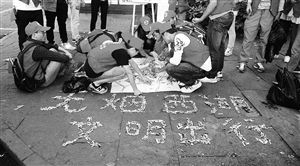 志愿者用撿來的煙頭,拼起了“無煙西湖”圖案 通訊員供圖 志愿者用撿來的煙頭,拼起了“無煙西湖”圖案 通訊員供圖