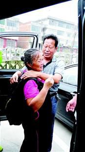 離別時,沈愛蘭(左)擁抱救命恩人李春富