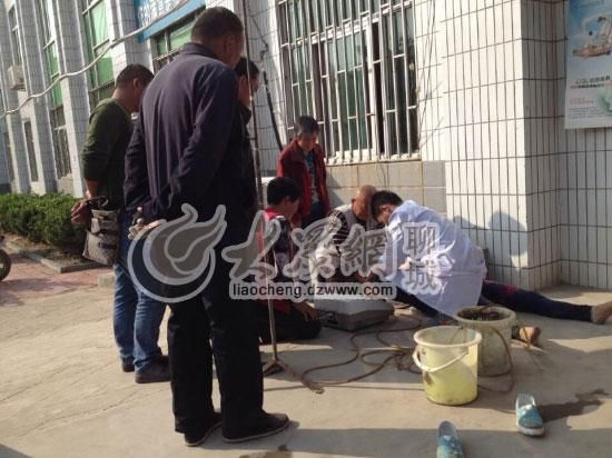 醫生正在對女嬰舅媽進行現場洗胃處理 醫生正在對女嬰舅媽進行現場洗胃處理