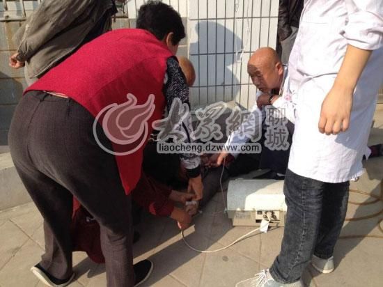 醫生正在對女嬰舅媽進行現場洗胃處理 醫生正在對女嬰舅媽進行現場洗胃處理