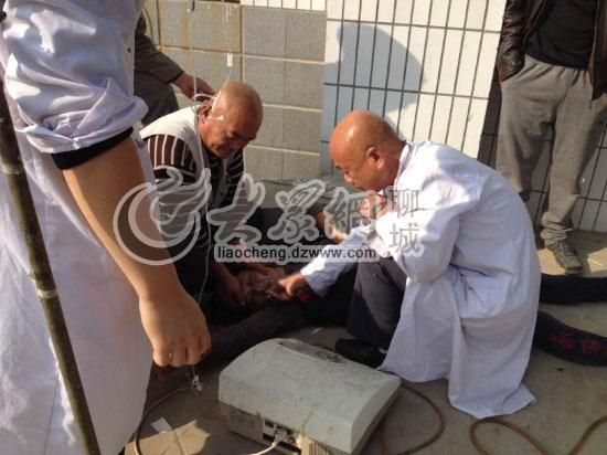 醫生正在對女嬰舅媽進行現場洗胃處理 醫生正在對女嬰舅媽進行現場洗胃處理