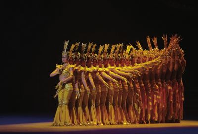 在歡迎晚宴上,上演經(jīng)典節(jié)目千手觀音。新華社發(fā) 在歡迎晚宴上,上演經(jīng)典節(jié)目千手觀音。新華社發(fā)