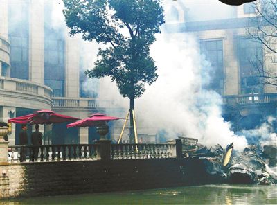 飛機撞擊售樓處起火后冒出滾滾濃煙 飛機撞擊售樓處起火后冒出滾滾濃煙