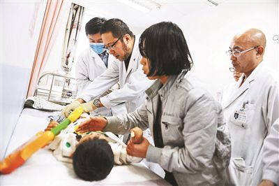 醫生在會診強強