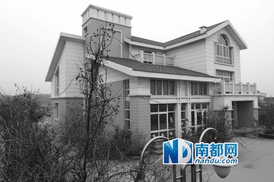 馬超群在赤土山村村委會旁的別墅,就是以“自來水維護站”的名義拿的地。 馬超群在赤土山村村委會旁的別墅,就是以“自來水維護站”的名義拿的地。