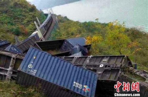 圖為脫軌現場。通訊員 毛毛 攝 圖為脫軌現場。通訊員 毛毛 攝