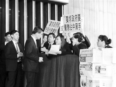 撐警大聯(lián)盟召集人李偲嫣2日到特首辦請(qǐng)?jiān)福笳畤?yán)厲處置“占中三子”和“雙學(xué)”的代表。 撐警大聯(lián)盟召集人李偲嫣2日到特首辦請(qǐng)?jiān)福笳畤?yán)厲處置“占中三子”和“雙學(xué)”的代表。