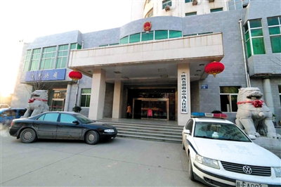 李宏亮在被違規(guī)辦理了監(jiān)外執(zhí)行后,再犯命案。 李宏亮在被違規(guī)辦理了監(jiān)外執(zhí)行后,再犯命案。