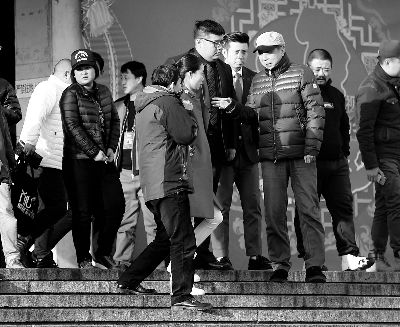 彩排后,高曉攀、尤憲超和不知名女演員聆聽馮鞏總結(jié)訓(xùn)話 彩排后,高曉攀、尤憲超和不知名女演員聆聽馮鞏總結(jié)訓(xùn)話