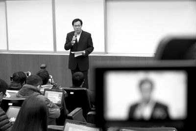 2月8日,在臺北福華會館,復興航空代表劉忠繼向媒體介紹家屬說明會溝通情況。新華社發 2月8日,在臺北福華會館,復興航空代表劉忠繼向媒體介紹家屬說明會溝通情況。新華社發