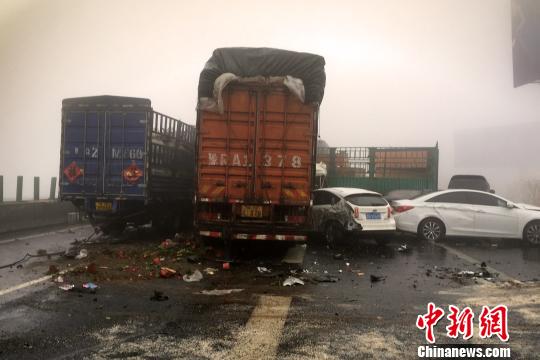 圖為21日,京港澳高速河南段21輛汽車發生連環相撞事故現場。 郭浩 攝 圖為21日,京港澳高速河南段21輛汽車發生連環相撞事故現場。 郭浩 攝