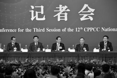 昨日，政協十二屆三次會議舉行記者會，五位嘉賓回答中外記者提問。京華時報記者王海欣攝