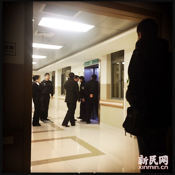 被撞交警在醫院搶救 被撞交警在醫院搶救