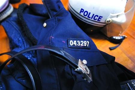 在閔行區虹橋派出所的一角,擺放著茆盛泉曾經最愛的警服。“043297”的警號、深色的警服依稀可見已經凝固的血跡,警用皮帶也斷裂了。 在閔行區虹橋派出所的一角,擺放著茆盛泉曾經最愛的警服。“043297”的警號、深色的警服依稀可見已經凝固的血跡,警用皮帶也斷裂了。