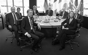 4月15日，日本外相岸田文雄（左二）參加G7外長會 新華社發