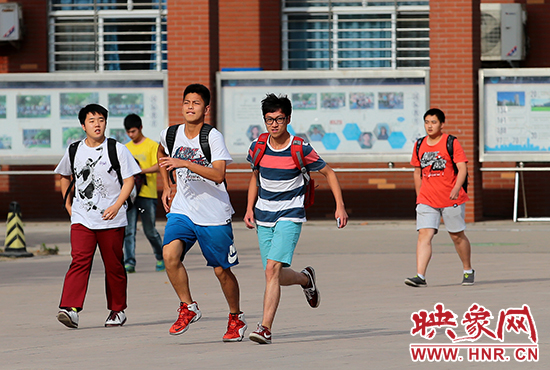 若我會見你,事隔經年。我該何以賀你,以眼淚,以沉默。 若我會見你,事隔經年。我該何以賀你,以眼淚,以沉默。