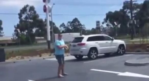 圖一：澳大利亞男子發(fā)飆的樣子被兩個(gè)兒子偷拍，并將視頻取名為“憤怒的老爹”上傳至網(wǎng)絡(luò)。