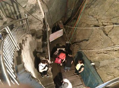 游客到魚(yú)泉參觀。 游客到魚(yú)泉參觀。