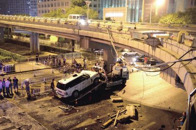 路虎車(chē)被扶正后，救援車(chē)將其拖離現(xiàn)場(chǎng)。