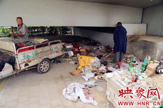 負責高架橋下綠化的人員在清理流浪漢留下的垃圾和雜物。 負責高架橋下綠化的人員在清理流浪漢留下的垃圾和雜物。