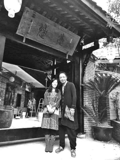 顧少強和丈夫在自己的客棧前合影,作為結婚照。照片由受訪者提供 顧少強和丈夫在自己的客棧前合影,作為結婚照。照片由受訪者提供