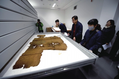 萬歷皇帝穿過的龍袍已經碎裂失去色彩。 萬歷皇帝穿過的龍袍已經碎裂失去色彩。