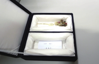 存放于匣內的金簪華美依舊。 存放于匣內的金簪華美依舊。