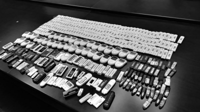 警方在行動中繳獲的地下錢莊持有的銀行卡和手機、U盾等作案工具。 警方在行動中繳獲的地下錢莊持有的銀行卡和手機、U盾等作案工具。