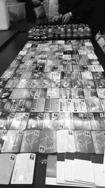 警方在行動中繳獲的地下錢莊持有的銀行卡和手機、U盾等作案工具。 警方在行動中繳獲的地下錢莊持有的銀行卡和手機、U盾等作案工具。