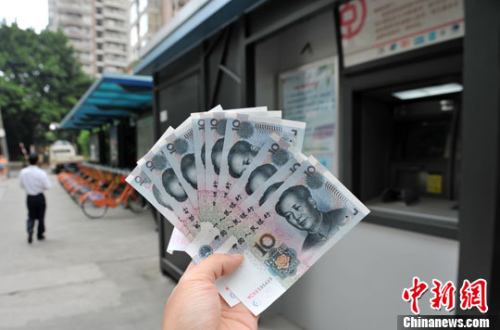 “如果是千元左右的跨行轉賬,都會先充值到支付寶,然后再轉到相應銀行賬戶中”,肩負3000多元月供的北京白領小李告訴中新網記者,這樣操作起來方便、省時,還免去下載好幾個銀行客戶端的麻煩。