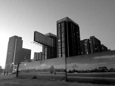 荒地西、南、北三面被2米多高的圍欄圍住。