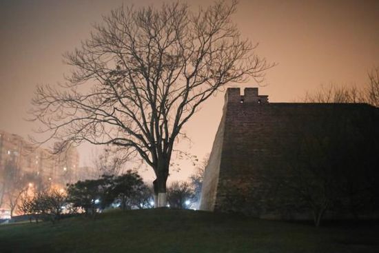 2015年12月20日,北京。霧霾之中,燈光之下的明長城遺址公園。 2015年12月20日,北京。霧霾之中,燈光之下的明長城遺址公園。