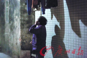 女姐在講述自己老伴幾年前在保姆的“照料”下去世的經歷,神色悲傷。廣州日報記者陳憂子 實習生郭嘉亮攝