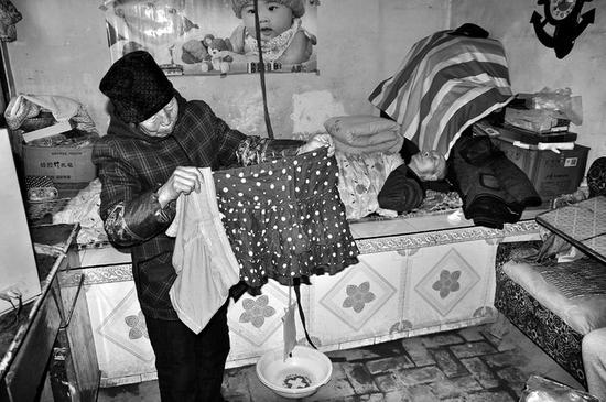 給爺爺?shù)芥?zhèn)上領(lǐng)過冬的福利,卻領(lǐng)回短裙短褲