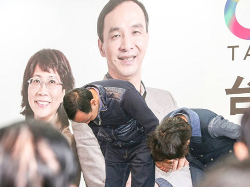 國民黨明天下午將召開臨時中常會,決定由誰擔任代理主席。圖為朱立倫與王如玄上午到競選總部,向支持自己競選的志工們一一致意,感謝他們的陪伴。圖片來源:臺灣《聯合報》