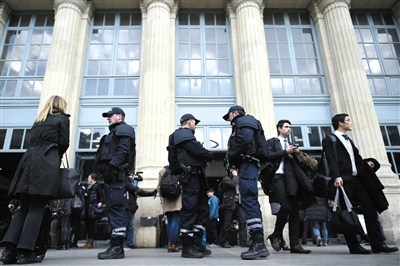 法國(guó)巴黎，警方加強(qiáng)安保工作。圖/CFP