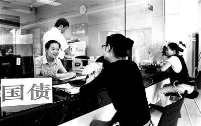 由于網(wǎng)銀和柜臺(tái)同時(shí)開(kāi)售,部分銀行網(wǎng)點(diǎn)甚至來(lái)不及賣(mài)出一筆就發(fā)現(xiàn)額度全部被搶光供圖/視覺(jué)中國(guó) 由于網(wǎng)銀和柜臺(tái)同時(shí)開(kāi)售,部分銀行網(wǎng)點(diǎn)甚至來(lái)不及賣(mài)出一筆就發(fā)現(xiàn)額度全部被搶光供圖/視覺(jué)中國(guó)