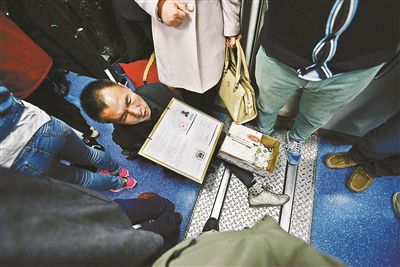 在賣藝時，李大鵬會把判決結果掛在胸前