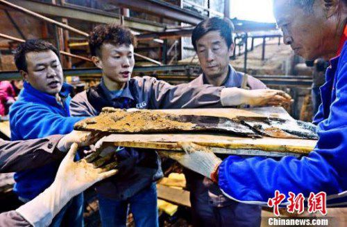 圖為南昌西漢海昏侯墓主槨室考古發掘現場出土了一組漆器“屏風”。 郭晶 攝 圖為南昌西漢海昏侯墓主槨室考古發掘現場出土了一組漆器“屏風”。 郭晶 攝