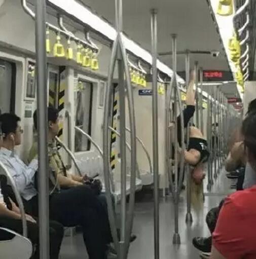 女子在地鐵上跳鋼管舞。