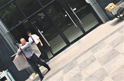 昨日11時(shí)許,新華聯(lián)國(guó)際公寓門口,一男子將電視等賭具轉(zhuǎn)移,后被警方控制 昨日11時(shí)許,新華聯(lián)國(guó)際公寓門口,一男子將電視等賭具轉(zhuǎn)移,后被警方控制