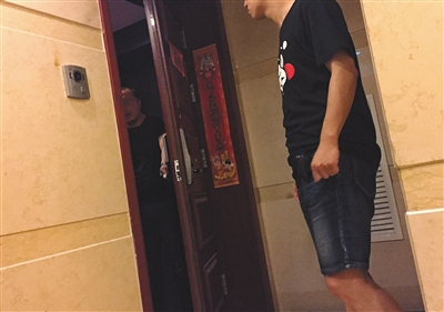 新華聯(lián)國(guó)際公寓23層,辦案民警陸續(xù)進(jìn)入涉案房間 新華聯(lián)國(guó)際公寓23層,辦案民警陸續(xù)進(jìn)入涉案房間