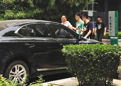 昨日下午,北京警方從新華聯(lián)國(guó)際公寓內(nèi)帶出一名男子 昨日下午,北京警方從新華聯(lián)國(guó)際公寓內(nèi)帶出一名男子