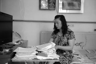 原偉東的姐姐在家整理材料。京華時(shí)報(bào)記者陶冉攝 原偉東的姐姐在家整理材料。京華時(shí)報(bào)記者陶冉攝