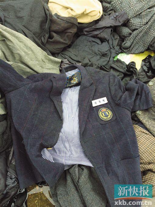 現(xiàn)場(chǎng)查獲的一件韓國(guó)校服。 鄭雁虹/攝 現(xiàn)場(chǎng)查獲的一件韓國(guó)校服。 鄭雁虹/攝